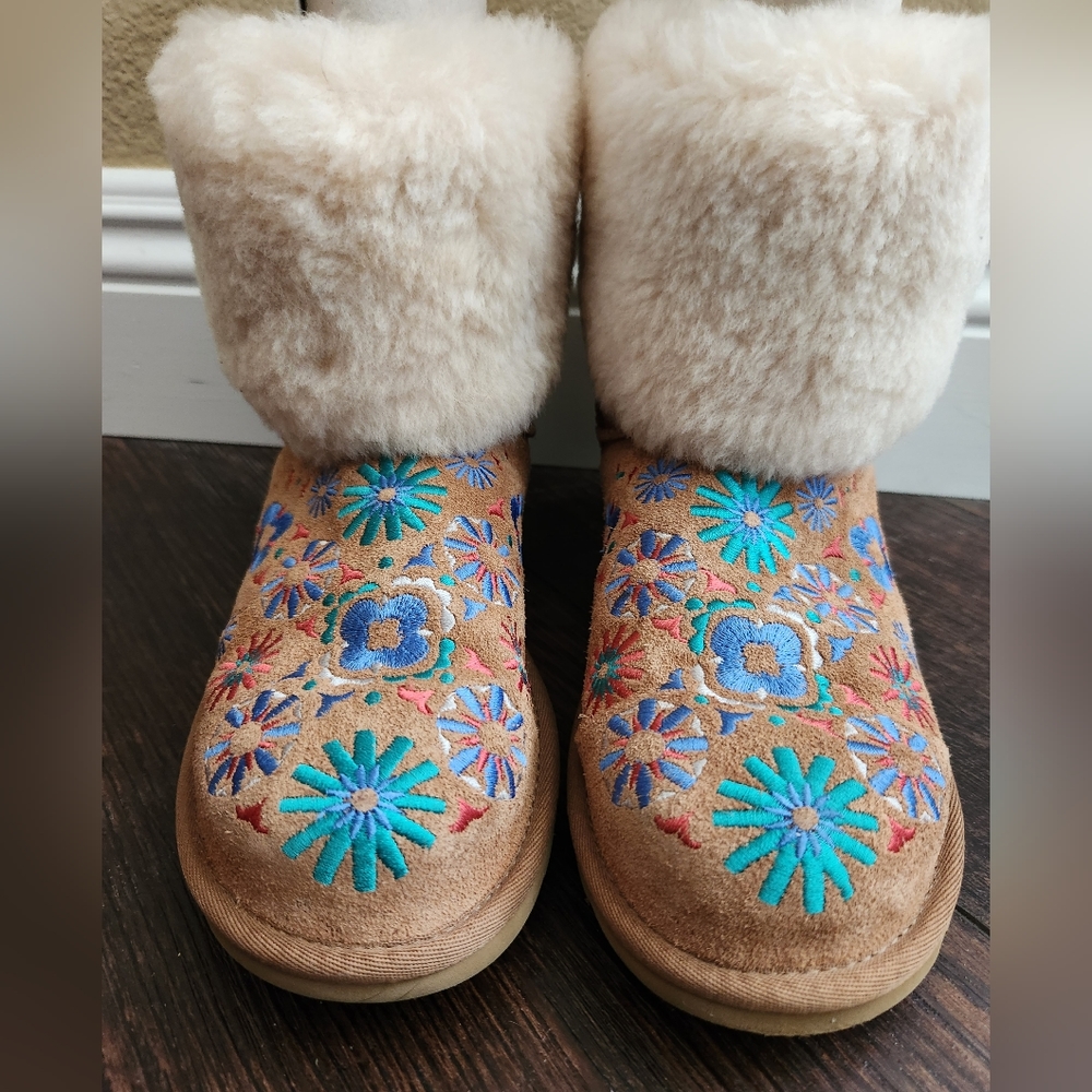 Ugg Embroidered Mini Boots with Fur Size 6